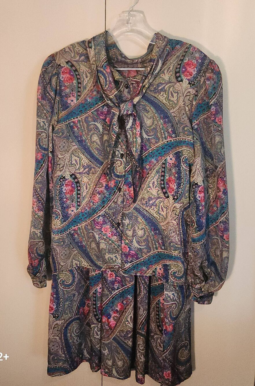 Vintage 2 piece floral paisley skirt set dress with a feminine tie-neck detail